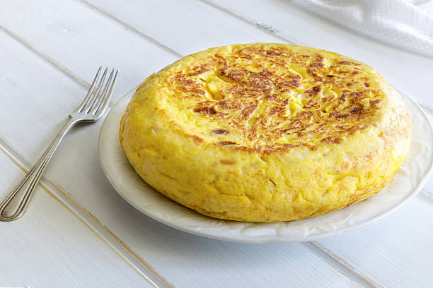 traditionelle spanische omelett. spanische tortilla. - spanisches omelett stock-fotos und bilder