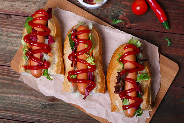 홈메이드 핫 경견-샌드위치, 상추가 - hot dog snack food ketchup 뉴스 사진 이미지