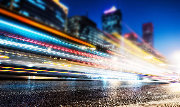 el tráfico en la ciudad de noche - velocidad fotografías e imágenes de stock