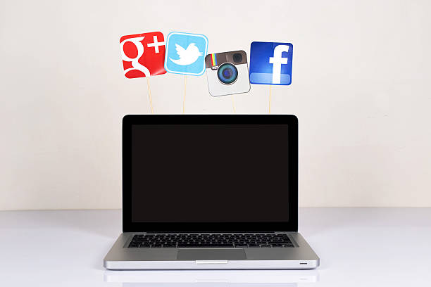 ソーシャルメディアのアイコン上にロゴ&コンピュータ - apple macintosh facebook laptop computer ストックフォトと画像