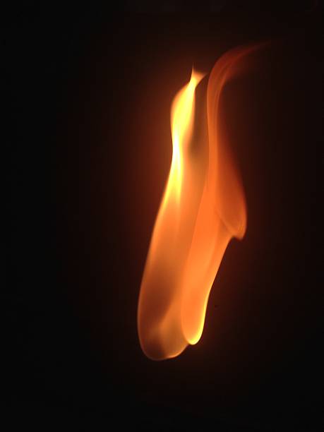 un burnnig feu de flammes sur fond noir isolé - fireball orange flame burnt photos et images de collection