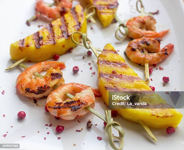 Brochetas De Camarones Y Mango Foto de stock y más banco de imágenes de Camarón - Marisco - Camarón - Marisco, Mango - Fruta tropical, Brocheta - Utensilio de cocina