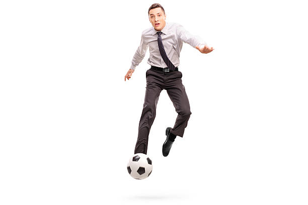 ejecutivo de fútbol coleando una toma en midâ debe  aire - volley kick fotografías e imágenes de stock