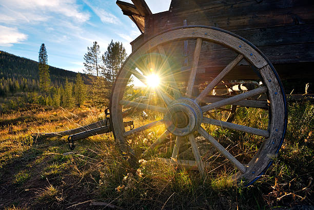 ruota di carro - wagon wheel foto e immagini stock