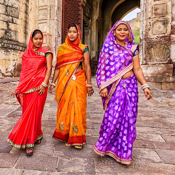 trois femmes indiennes sur la façon de mehrangarh fort, inde - mehrangarh photos et images de collection