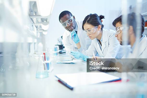 チームワーク - 実験室のストックフォトや画像を多数ご用意 - 実験室, 科学者, 医学研究