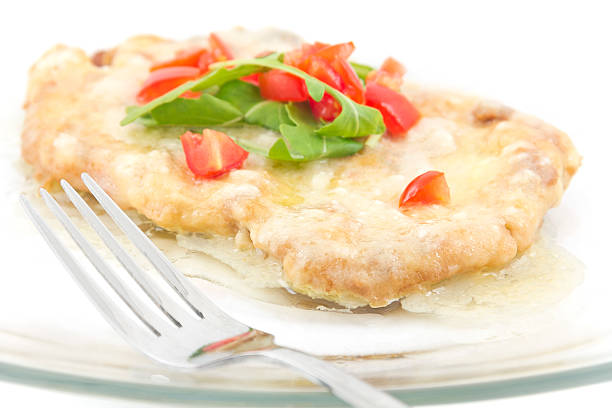 schnitzel mit butter-sauce - veal cutlet piccata picatta stock-fotos und bilder