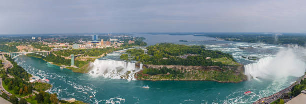 ナイアガラの滝の素晴らしい眺め - niagara falls falling people usa ストックフォトと画像