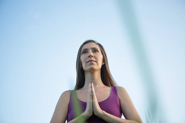 손을 in 예배인 - spirituality hand on heart meditating women 뉴스 사진 이미지