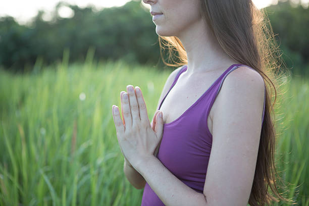 손을 in 예배인 - spirituality hand on heart meditating women 뉴스 사진 이미지