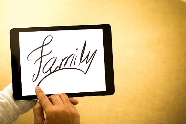 単語「家族」でデジタルタブレット - simplicity sparse contrasts single word ストックフォトと画像