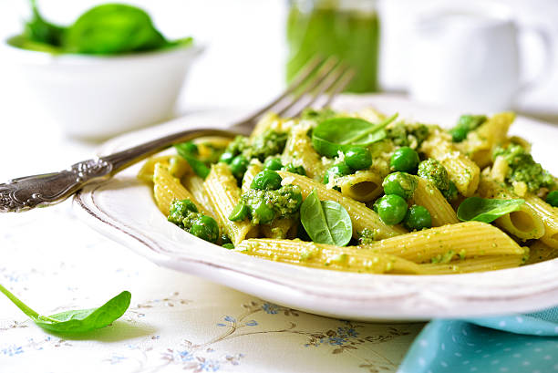 istock Penne with spinach pesto and green pea. 509093168