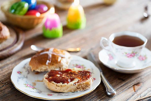 ostern oster-brötchen-brunch - breakfast easter yellow easter egg stock-fotos und bilder