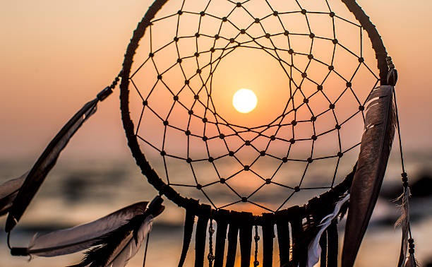 caça-sonhos ao pôr-do-sol na praia no, goa, índia - alenka - fotografias e filmes do acervo