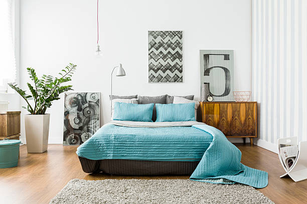 心地よいベッドルームはモダンなデザインの - apartment architecture bed bedding ストックフォトと画像