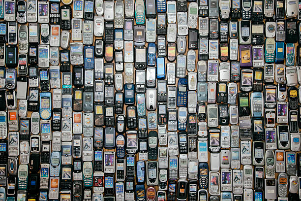 old teléfonos móviles - grupo grande de objetos fotografías e imágenes de stock