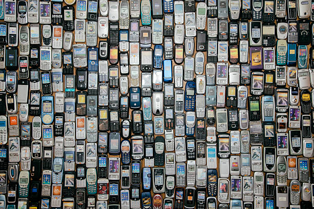 vieux téléphones mobiles - knolling concept photos et images de collection