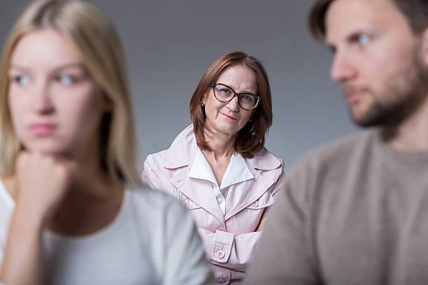 casal jovem em terapêutica civil - mental health professional family couple psychiatrist imagens e fotografias de stock