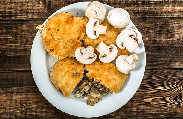 smażony kotlet de volaille z faszerowana pierś kurczaka z pieczarki. - edible mushroom stuffed chicken plate zdjęcia i obrazy z banku zdjęć