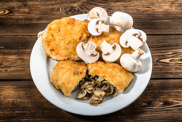 smażony kotlet de volaille z faszerowana pierś kurczaka z pieczarki. - edible mushroom stuffed chicken plate zdjęcia i obrazy z banku zdjęć