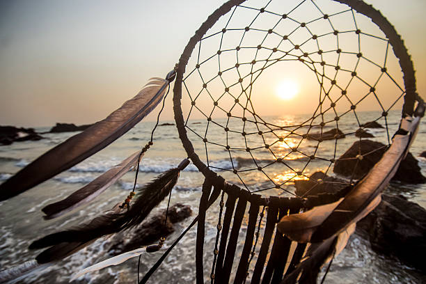 caça-sonhos ao pôr-do-sol na praia no, goa, índia - stars in your eyes - fotografias e filmes do acervo