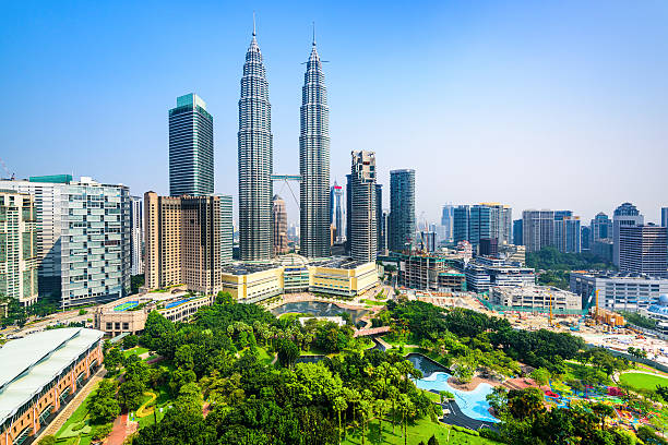 kuala lumpur skyline - kuala lumpur stok fotoğraflar ve resimler