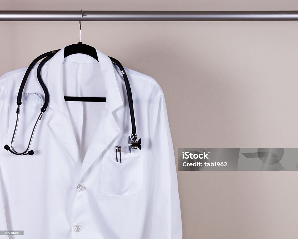Abrigo blanco consulta médica con estetoscopio y bolígrafos de han - Foto de stock de Doctor libre de derechos