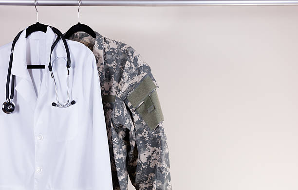 의료 인명별 컨설테이션 코트 및 군복 헹거 스톡 사진