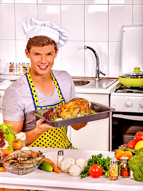 Uomo In Cappello Da Chef Cucinare Il Pollo - Fotografie stock e altre  immagini di Abbigliamento - Abbigliamento, Adulto, Affari - iStock