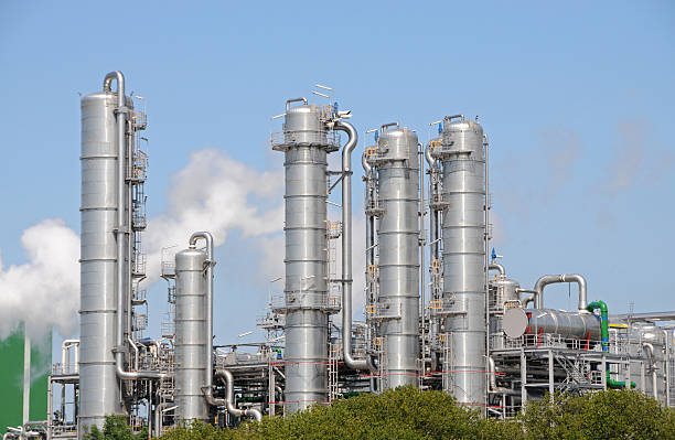 bio-ethanol pflanze 2 - distillation tower stock-fotos und bilder