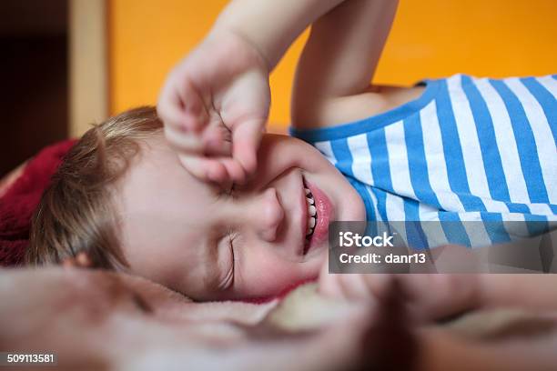 Little Sleepy Niño En La Cama Foto de stock y más banco de imágenes de Cansado - Cansado, Frotar, Niño