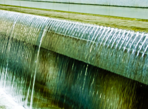 fluxo de água de perímetro da parede de granito em uma piscina - holizontal - fotografias e filmes do acervo