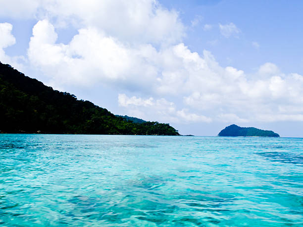 mare cristallino acqua contro il cielo blu in phanga, tailandia - holizontal foto e immagini stock