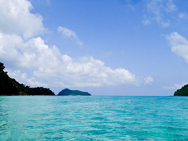 mare cristallino acqua contro il cielo blu in phanga, tailandia - holizontal foto e immagini stock