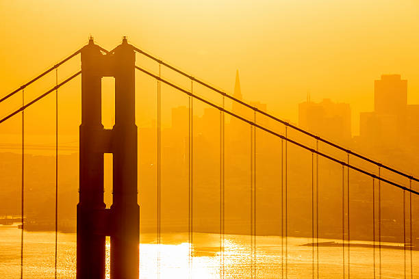 golden gate bridge, san francisco skyline em sunrise - san francisco county bridge california fog imagens e fotografias de stock
