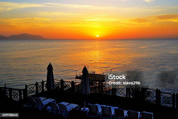 Hotel De Lujo En La Playa Durante El Amanecer Foto de stock y más banco de imágenes de Actividades recreativas - Actividades recreativas, Agua, Agua potable