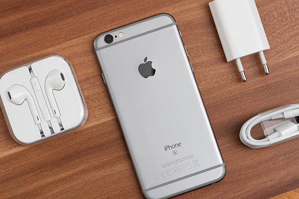 raum grau iphone 6 jahren unboxing - adapter apple stock-fotos und bilder