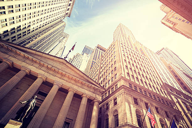 in tonalità vintage parete via al tramonto, new york. - stock market stock exchange city global finance foto e immagini stock