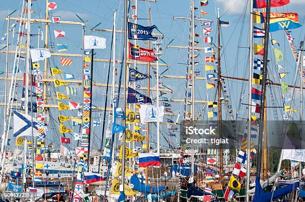 Regata Flags - Fotografie stock e altre immagini di Mezzo di trasporto marittimo - Mezzo di trasporto marittimo, Sfilata, Andare in barca a vela