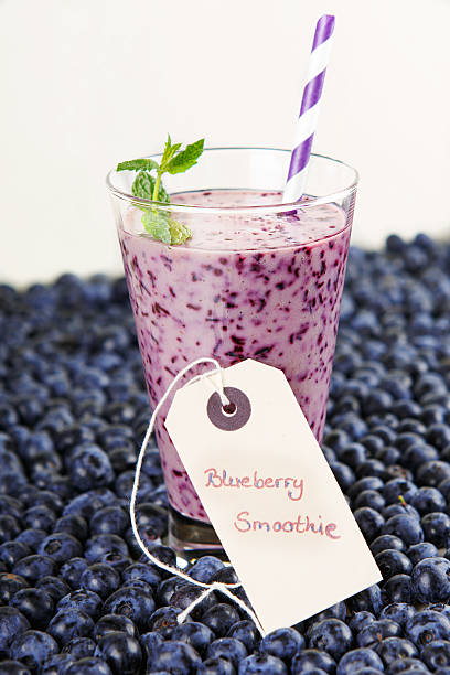 heidelbeer-smoothie in einem glas jar mit stroh und minze - blueberry smoothie glass striped stock-fotos und bilder