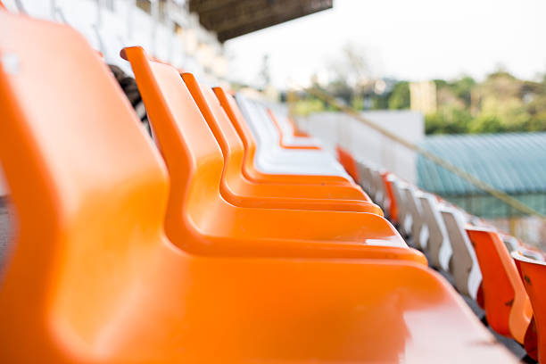オレンジ色の椅子 - stadium american football stadium football field bleachers ストックフォトと画像