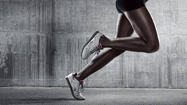 läufer beine. seitenansicht - running legs stock-fotos und bilder