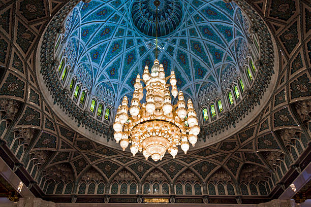 the sultan qaboos grande mesquita candelabro - sultan qaboos mosque imagens e fotografias de stock