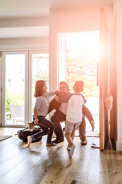 padre finalmente acudió hogar. - home interior arrival father family fotografías e imágenes de stock