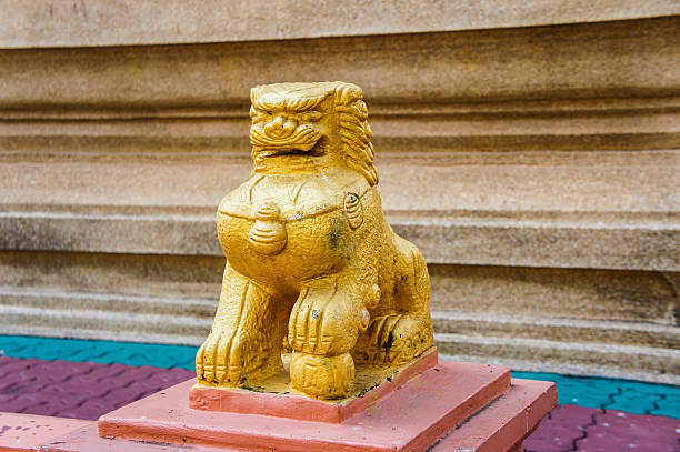 chinesische löwen-statue - chinese temple dog stock-fotos und bilder