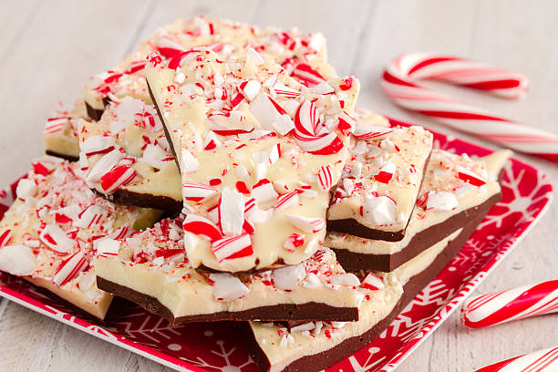 традиционный праздничный шоколадный мята перечная bark - peppermint chocolate candy christmas стоковые фото и изображения