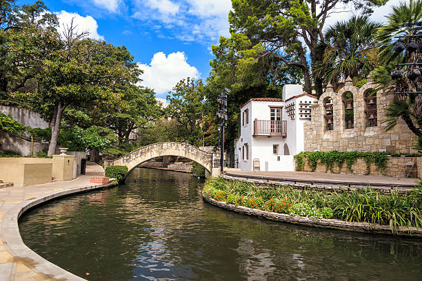 river walk de san antonio, au texas - san antonio riverwalk downtown district river photos et images de collection