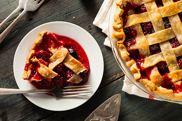 delicioso feito em casa tarte de cereja - pie pastry crust cherry pie cherry imagens e fotografias de stock