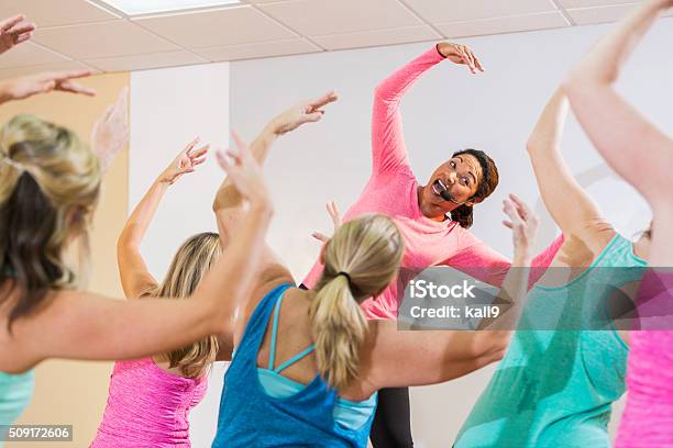 Dirigent Exercise Instructor Leading An Exercise Or Dance Class Stock Photo - Download ...