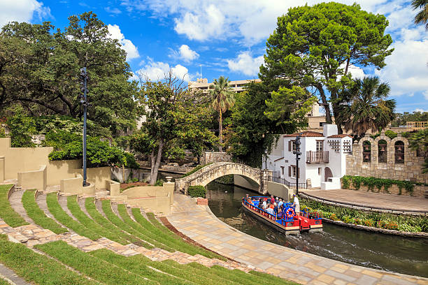 river walk de san antonio, au texas - san antonio riverwalk downtown district river photos et images de collection